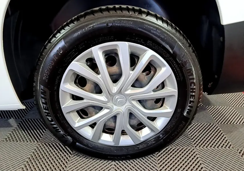 Gros plan sur la roue avant droite blanche d’un Citroën Berlingo XL 2019 avec jante en alliage et pneu Michelin.