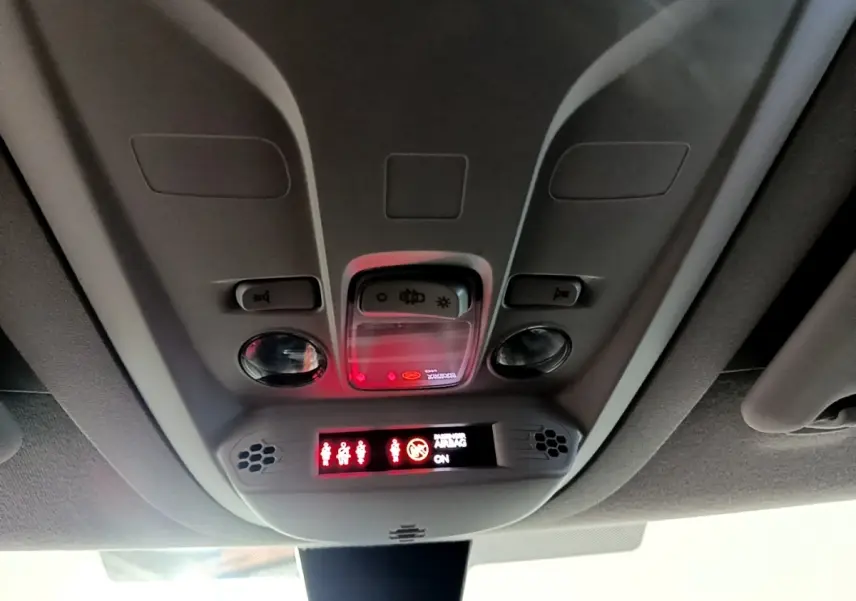Vue intérieure du plafonnier du Citroën Berlingo blanc 2019 avec éclairage et indicateurs rouges allumés.