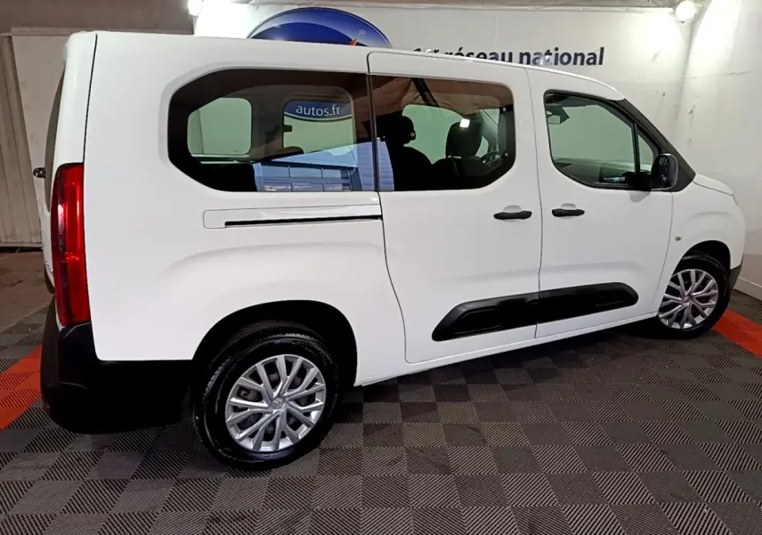 Vue côté droit du Citroën Berlingo XL blanc 2019, montrant ses vitres teintées et protections latérales noires.