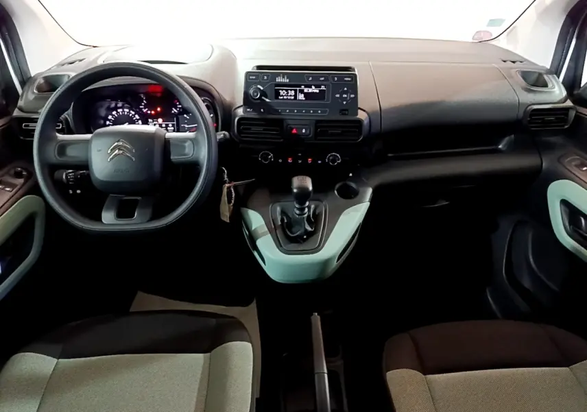 Vue intérieure avant du Citroën Berlingo XL blanc de 2019, avec tableau de bord et levier de vitesses manuel visibles.