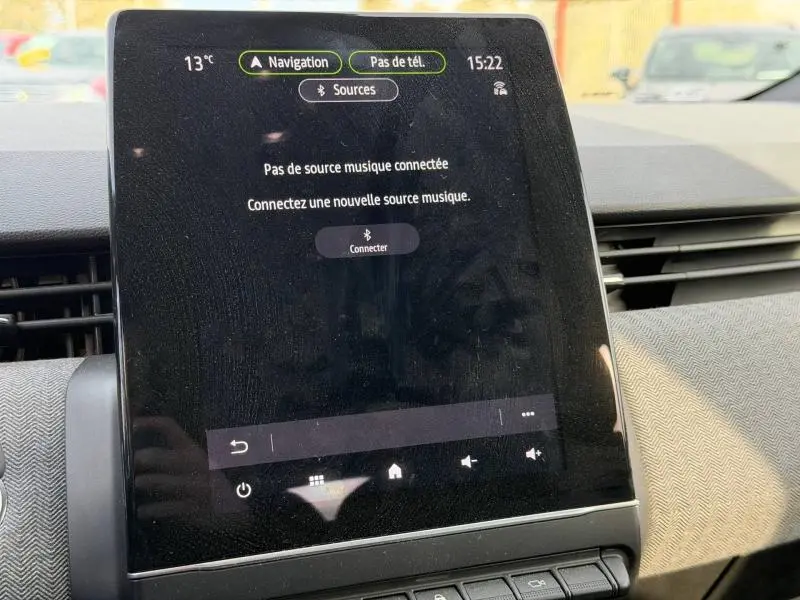 Écran tactile central de la Renault Clio 1.6 E-Tech 145ch gris Rafale, vue rapprochée du tableau de bord intérieur.