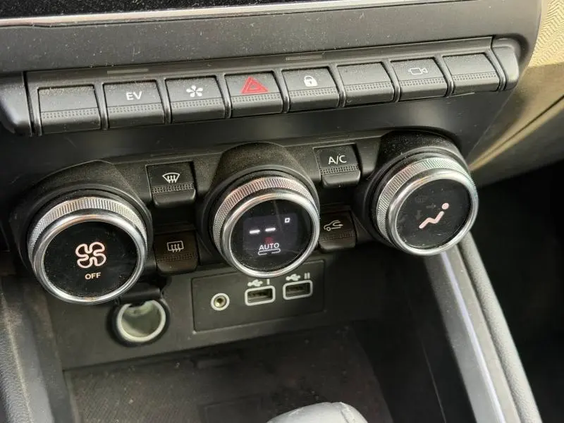 Gros plan sur les commandes de climatisation et connectiques USB du tableau de bord de la Renault Clio 1.6 E-Tech 145ch Gris Rafale 2025.