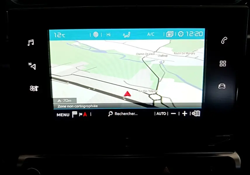 Écran tactile central de navigation 7 pouces affichant une carte dans l'habitacle d'une Citroën C3 bleue.