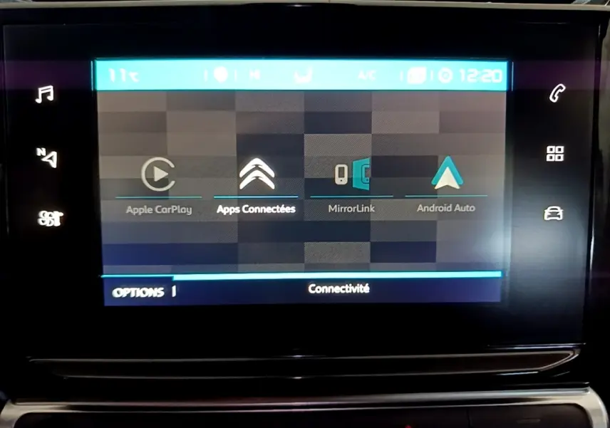 Écran tactile central affichant les options Apple CarPlay, MirrorLink et Android Auto dans une Citroën C3 bleue de 2017.