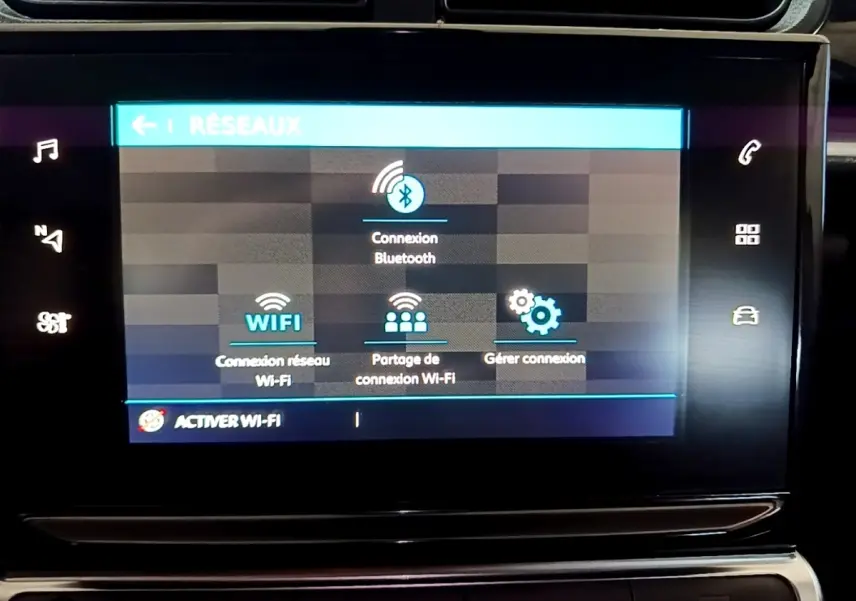 Écran tactile central de la Citroën C3 Bleu, affichant les options de connexion Bluetooth et Wi-Fi.