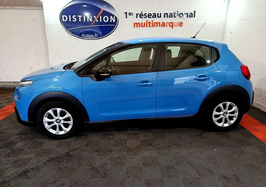 Vue latérale droite d'une Citroën C3 bleu vif 2017, avec jantes alliage et protections noires sur les passages de roues.