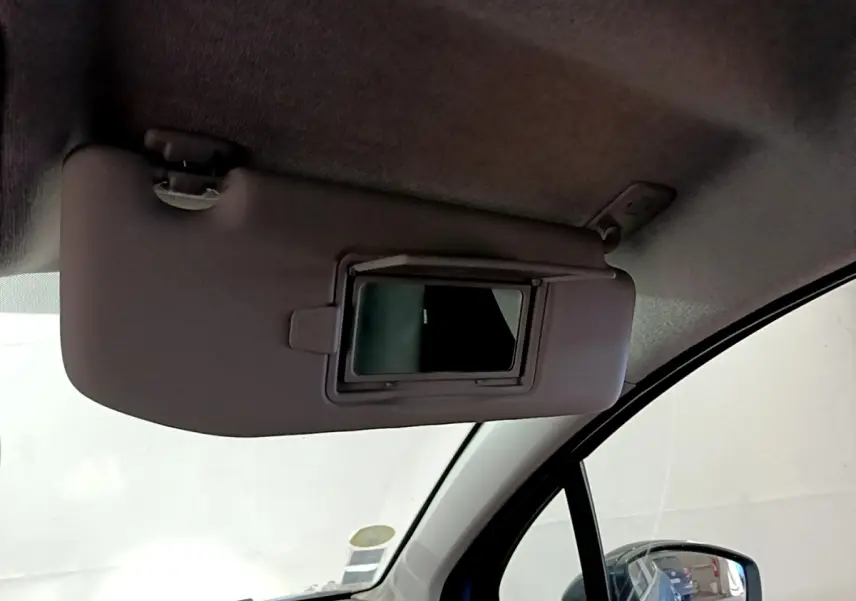 Miroir de courtoisie ouvert sur pare-soleil côté conducteur dans l’habitacle d’une Citroën C3 bleu.