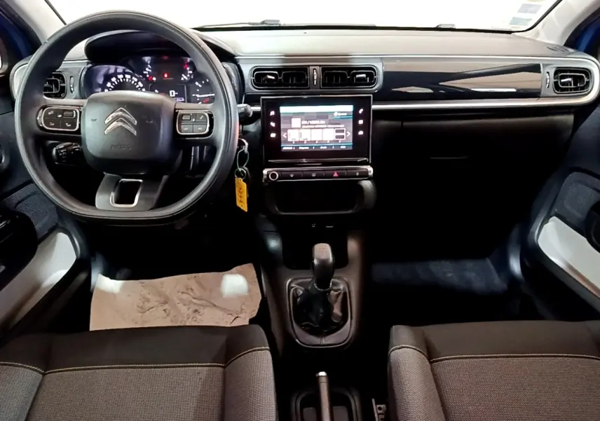 Vue intérieure avant de la Citroën C3 2017, tableau de bord noir avec écran tactile central et volant multifonctions.