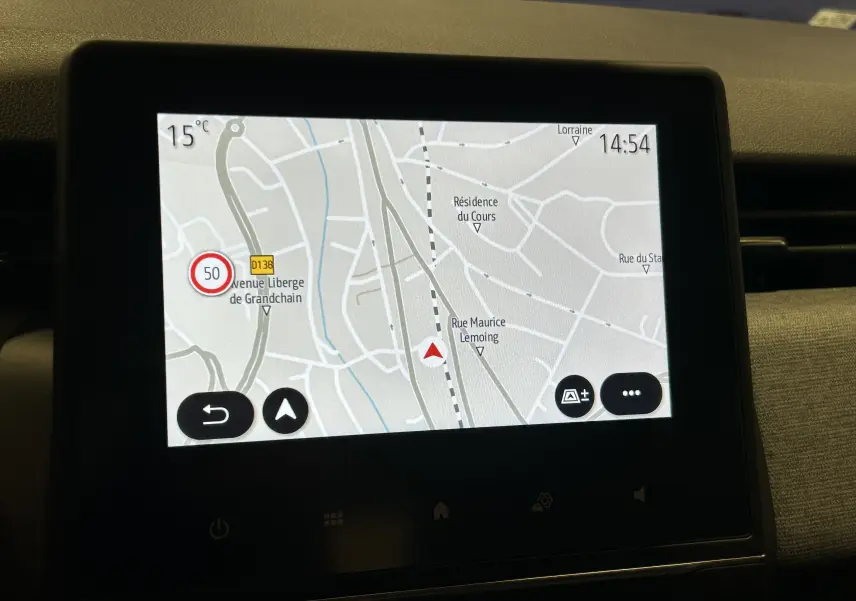 Écran tactile du GPS de la Renault Clio V affichant une carte avec itinéraire et vitesse limitée à 50 km/h.