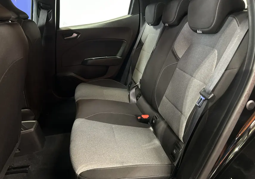 Vue intérieure côté droit des sièges arrière en tissu gris et noir de la Renault Clio V noire de 2025.