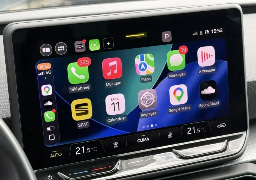 Écran tactile central du tableau de bord de la SEAT Leon 2025 affichant les applications connectées et la température à 21,5°C.