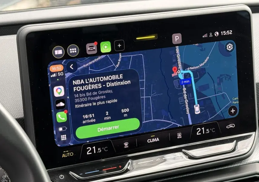 Écran tactile central du tableau de bord du SEAT Leon 2025 affichant la navigation et la climatisation à 21,5°C.