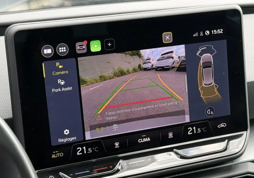 Écran tactile intérieur du SEAT Leon 2025 montrant la caméra de recul et l'assistance au stationnement.