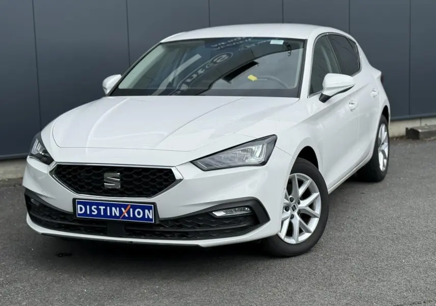 SEAT Leon blanc vue 3/4 avant droit, avec calandre noire et jantes alliage 16 pouces visibles.