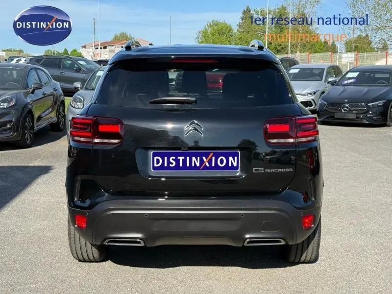 Vue arrière d'un Citroën C5 Aircross noir Perla Nera avec feux arrière LED et double sortie d'échappement intégrée.