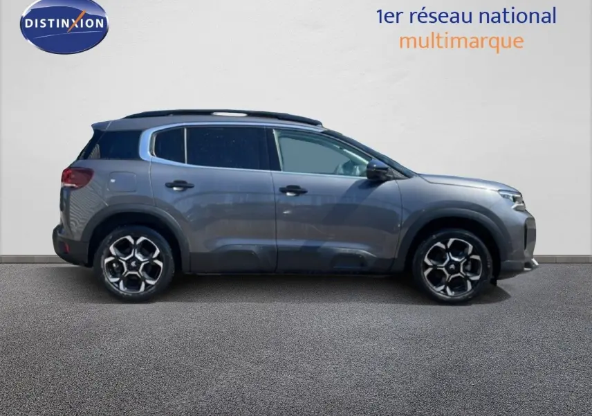 Vue latérale droite d'un Citroën C5 Aircross gris platinium métallisé avec jantes bi-ton et toit noir.
