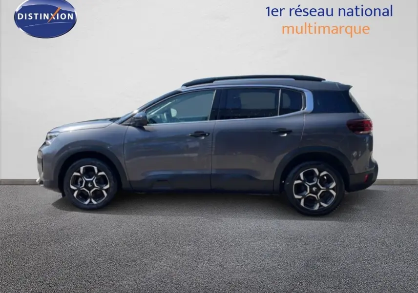 Vue latérale droite d'un Citroën C5 Aircross gris platinium métallisé avec jantes bi-ton et toit noir.