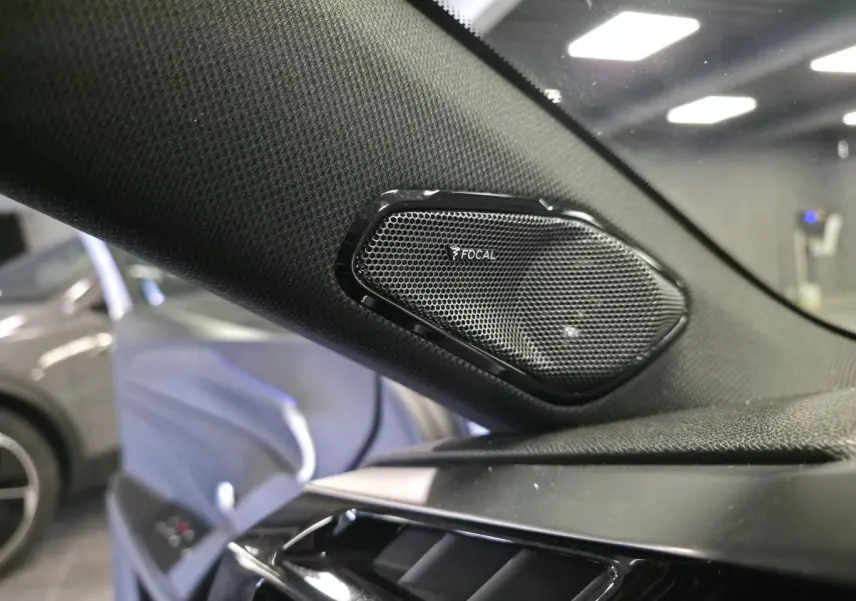 Haut-parleur Focal intégré sur le montant avant côté gauche d’une Peugeot 308 gris, intérieur moderne.