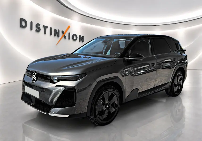 Citroën C5 Aircross 2026 gris platinium vue 3/4 avant avec toit noir et jantes alliage noires.