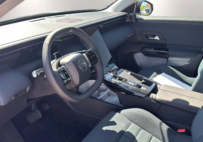 Intérieur avant droit du Citroën C5 Aircross gris platinium, volant multifonction et console centrale moderne.