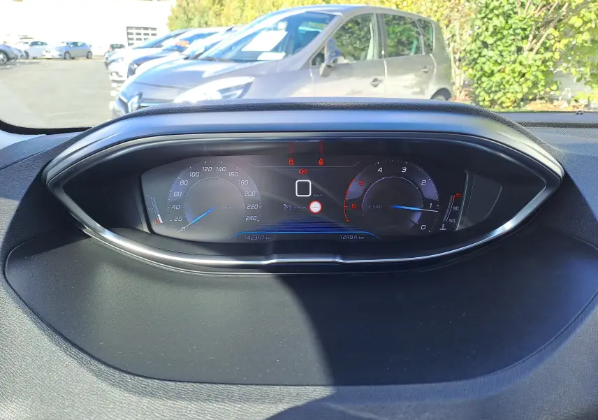 Tableau de bord numérique du Peugeot 3008 Diesel 2019, affichant vitesse et compte-tours, vue frontale intérieure.