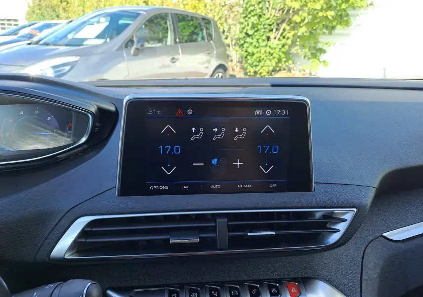 Écran tactile central affichant la climatisation à 17°C dans un Peugeot 3008 2019 couleur Metallic Cooper, vue intérieure avant.