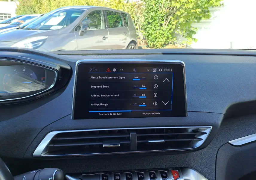 Vue intérieure du tableau de bord du Peugeot 3008 2019 avec écran tactile affichant les aides à la conduite.