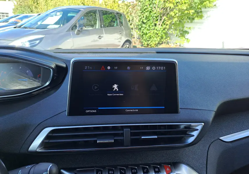 Vue intérieure du tableau de bord du Peugeot 3008 2019 avec écran tactile central et commandes argentées.