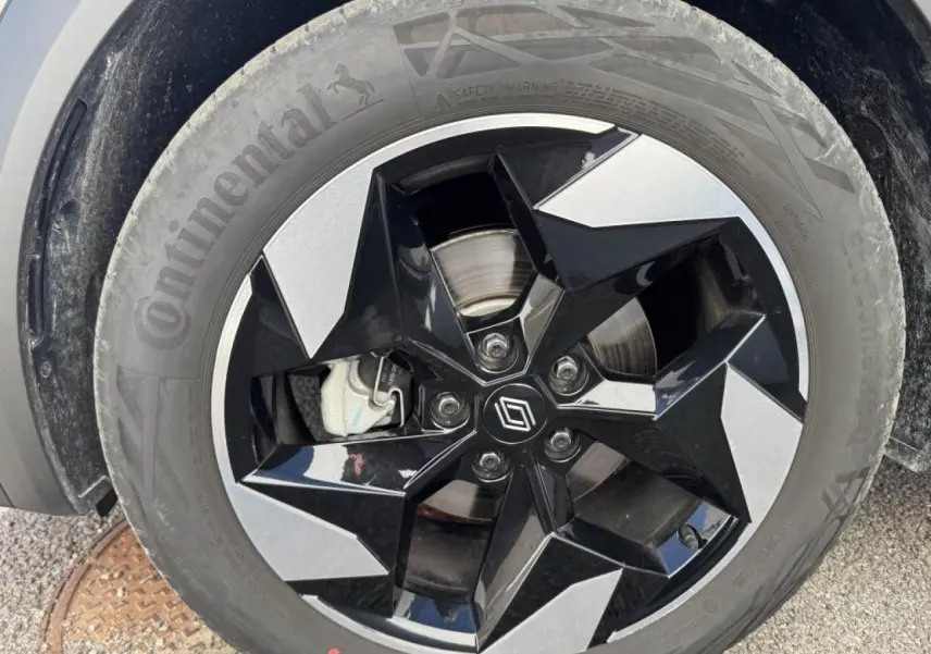 Gros plan sur la jante aluminium 18 pouces bicolore noire et grise du Renault Captur II 2025, pneu Continental visible.