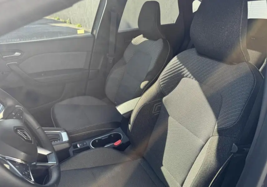 Vue intérieure côté conducteur du Renault Captur gris Cassiopée, montrant les sièges avant et le volant.