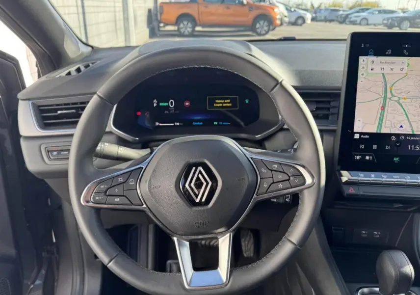 Vue intérieure centrée sur le volant multifonction du Renault Captur 2025 avec tableau de bord numérique et écran tactile.