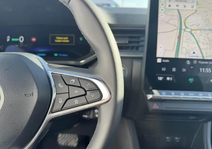 Gros plan sur le volant et l’écran tactile central du Renault Captur 2025, intérieur moderne avec affichage numérique et commandes intégrées.