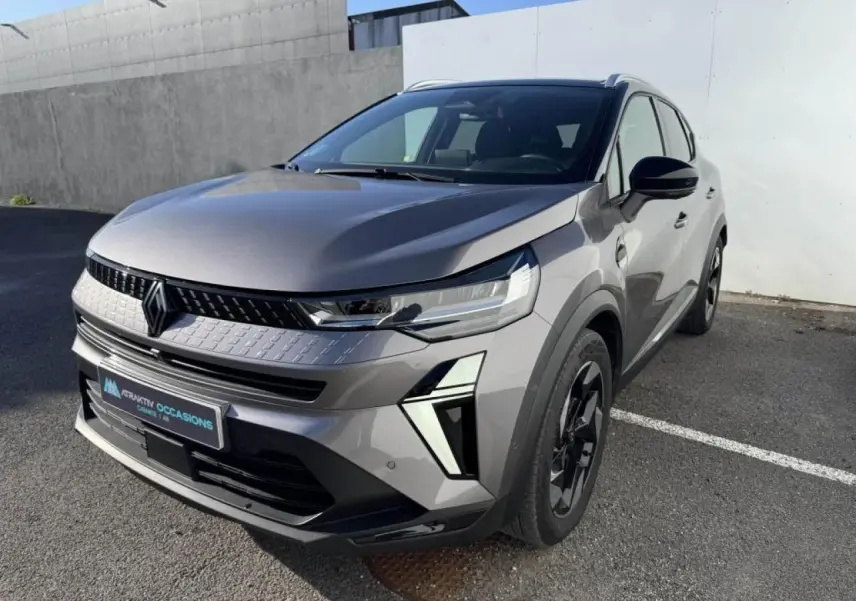 Renault Captur II gris Cassiopée avec toit noir, vue 3/4 avant droit, jantes aluminium et éclairage LED distinctif.