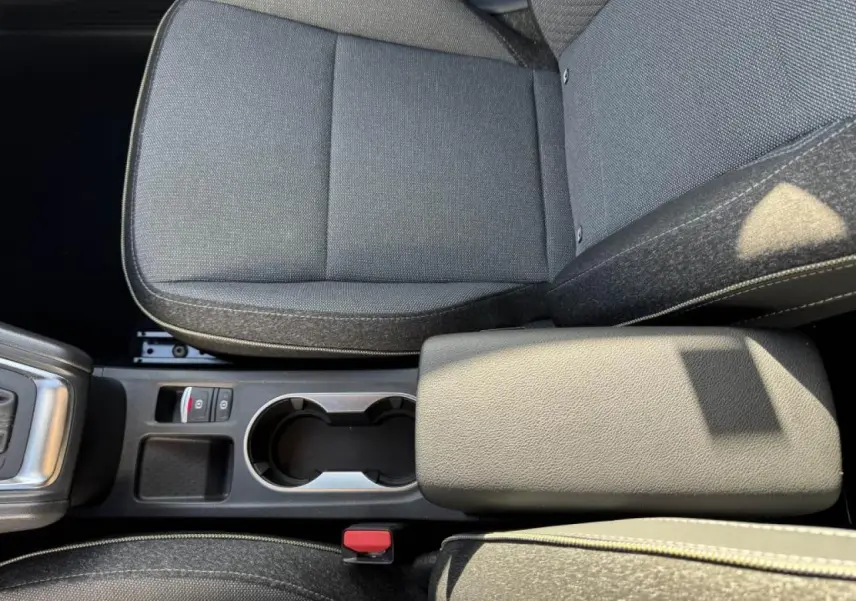Vue rapprochée de la console centrale et siège avant gris foncé du Renault Captur II 1.6 E-Tech hybride 2025.
