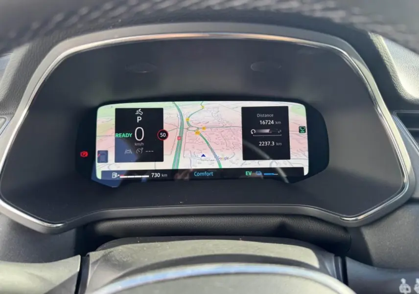 Tableau de bord numérique du Renault Captur 2025 affichant la navigation et les informations de conduite.