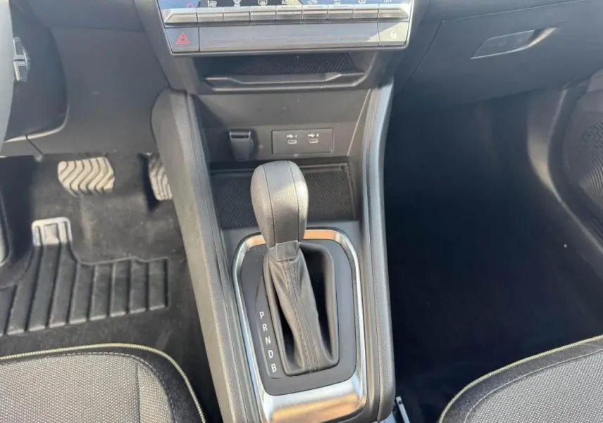 Vue rapprochée de la console centrale avec levier de vitesse automatique du Renault Captur gris Cassiopée toit noir 2025.