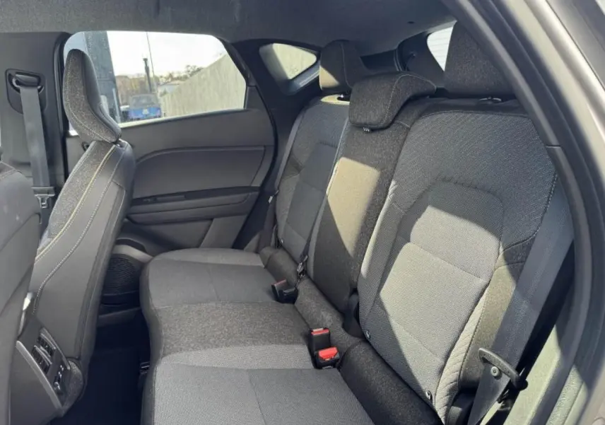 Vue intérieure côté droit sur la banquette arrière grise du Renault Captur II hybride avec appuis-tête réglables.