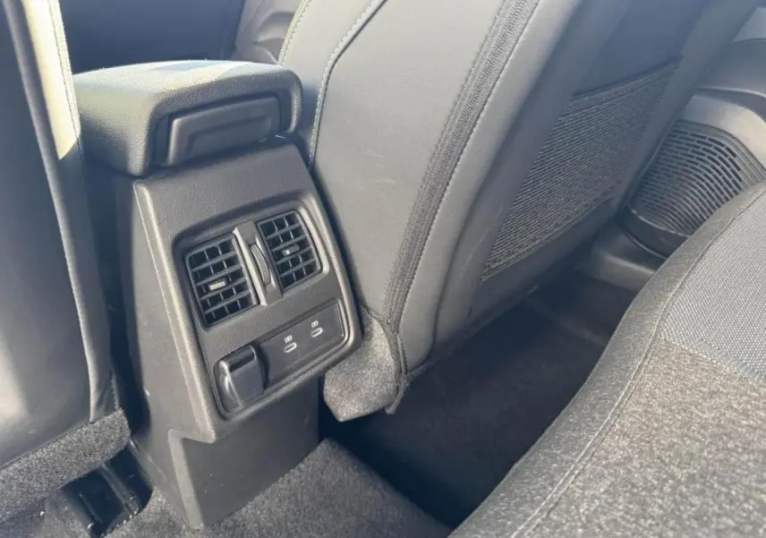 Vue rapprochée de la console arrière avec bouches d’aération et prises USB C dans l’habitacle du Renault Captur gris.