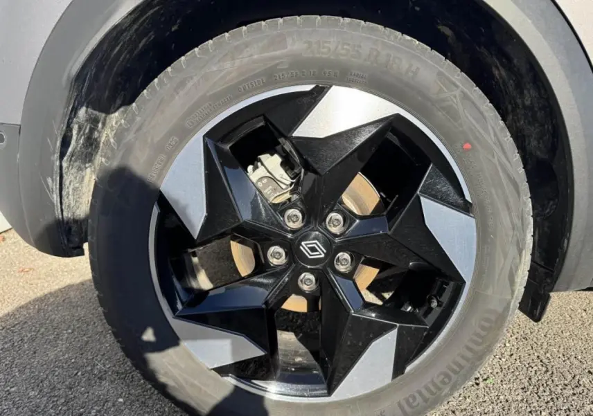 Gros plan sur la jante aluminium 18 pouces noire et grise du Renault Captur II 2025, détail du pneu Continental.