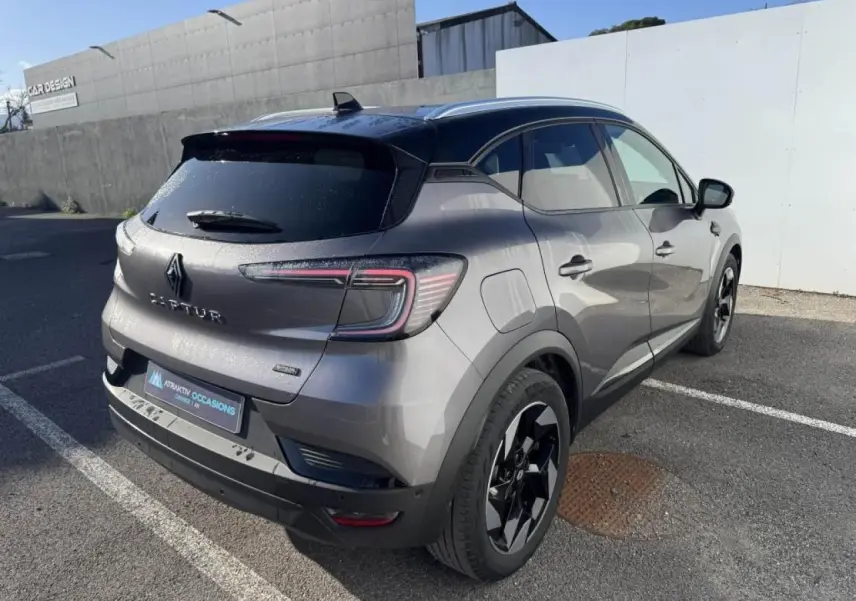 Vue 3/4 arrière droite du Renault Captur gris Cassiopée avec toit noir et jantes aluminium noires.