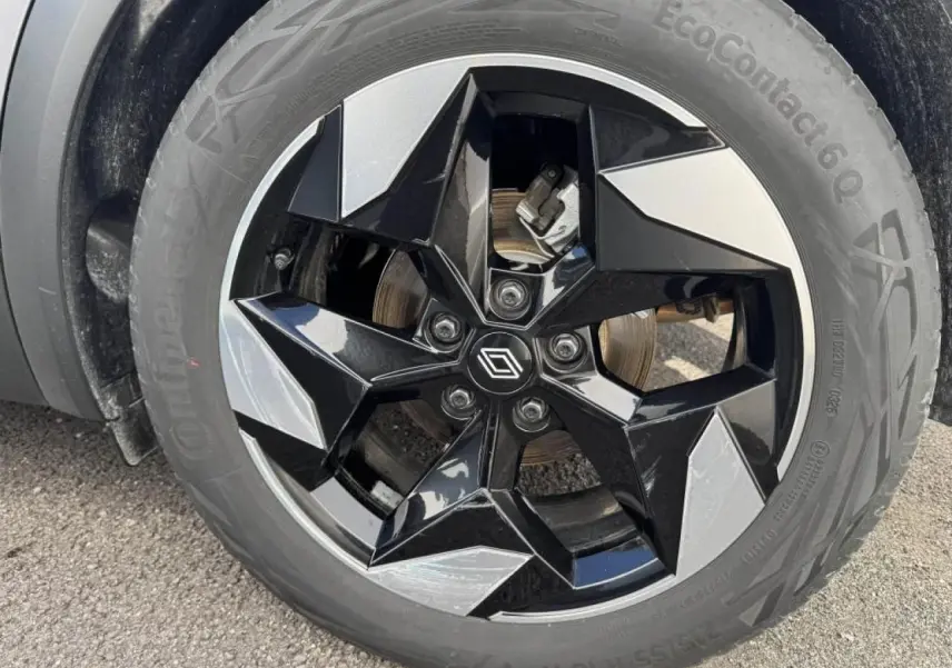 Gros plan sur la jante aluminium 18 pouces bicolore noire et argentée du Renault Captur gris Cassiopée.