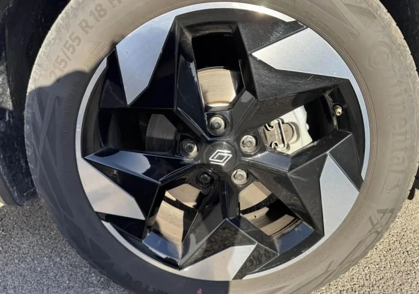 Gros plan sur la jante aluminium 18 pouces bicolore noire et argent du Renault Captur gris Cassiopée.