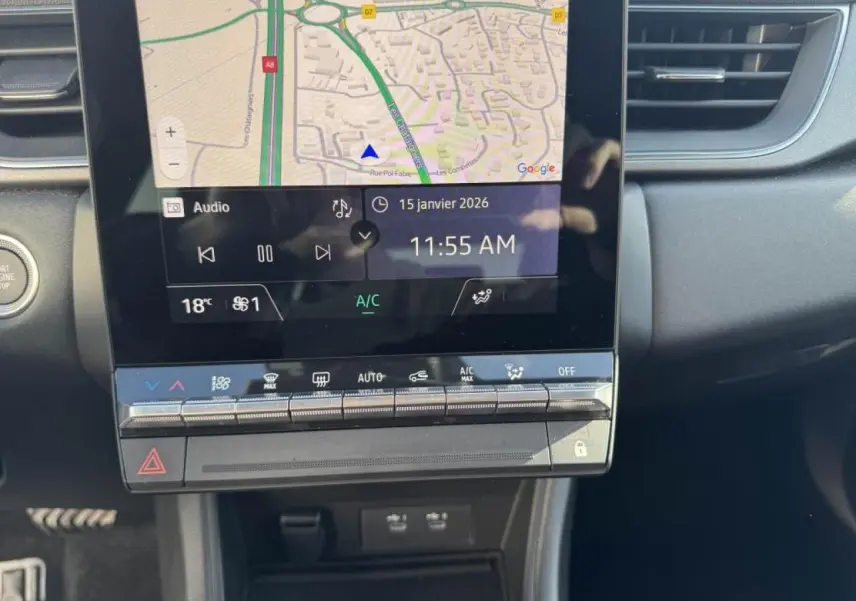 Vue rapprochée de l’écran tactile central du Renault Captur II gris Cassiopée avec navigation et commandes climatisation.