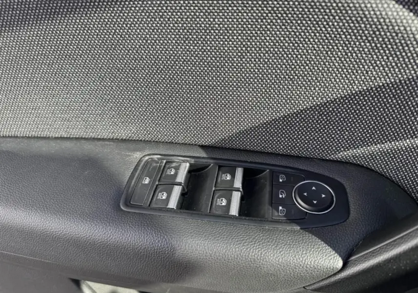 Détail des commandes des vitres électriques côté conducteur du Renault Captur II 2025, intérieur noir texturé.