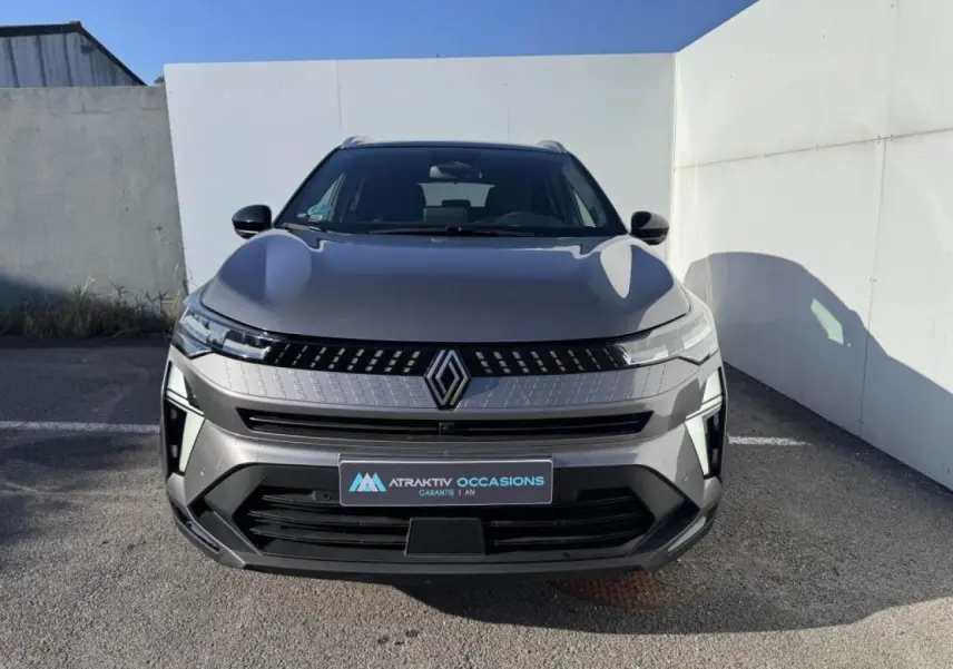 Vue frontale du Renault Captur II gris Cassiopée avec toit noir, mettant en valeur la calandre et les phares LED.