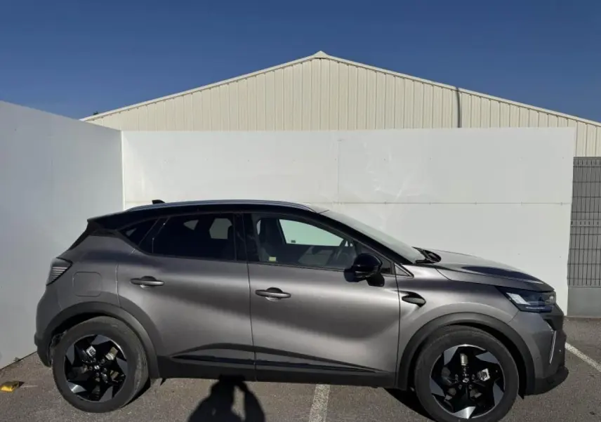 Renault Captur II gris Cassiopée avec toit noir, vue de profil côté gauche, jantes noires distinctives.