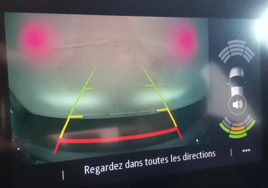 Affichage caméra de recul du Renault Captur gris clair montrant obstacle proche avec lignes de guidage colorées.
