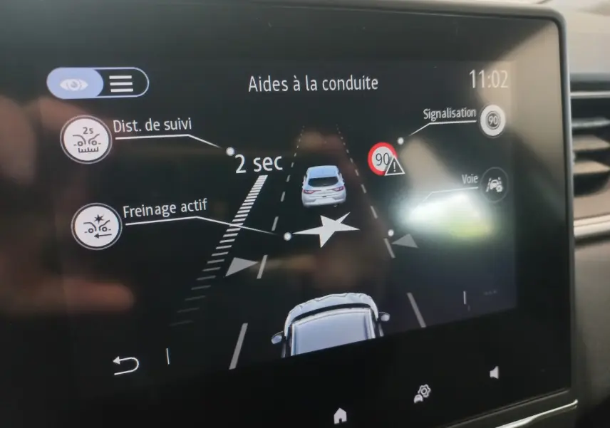 Écran tactile intérieur du Renault Captur Business 2020 montrant les aides à la conduite et alertes de sécurité.