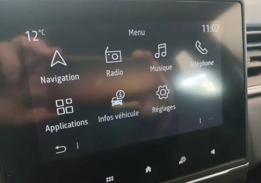 Écran tactile central du tableau de bord du Renault Captur Business 2020 affichant le menu principal en intérieur.