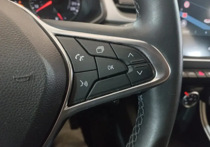 Gros plan sur les commandes multifonctions du volant noir du Renault Captur Business TCe 100 de 2020.